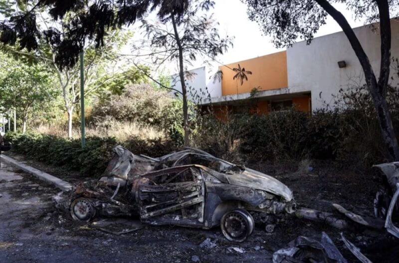 哈瑪斯占領集體農場小鎮貝里，10月17日街頭可見被燒毀的汽車。（路透社）