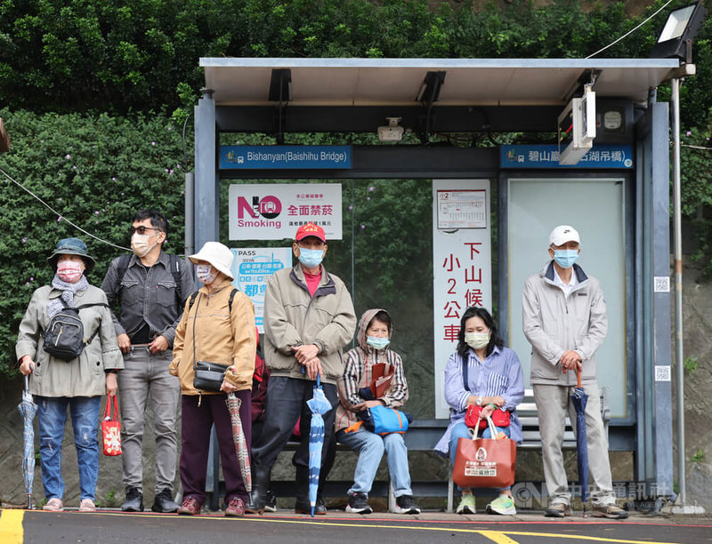 中央氣象署表示,13日東北季風強度達最強,中部以北及東北部低溫攝氏17到19度,白天北部、東北部及東部氣溫回升不多,提醒民眾注意保暖。圖為台北市內湖區公車站牌等車民眾。中央社記者王飛華攝 112年11月13日