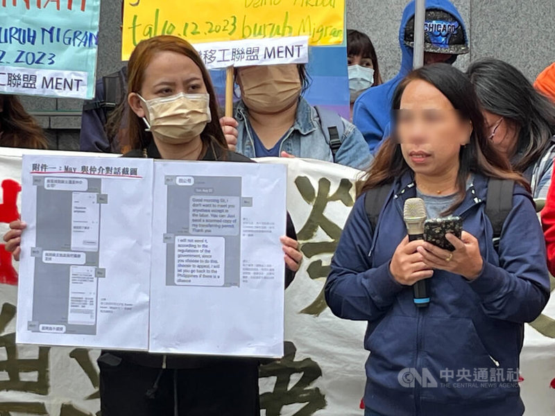 台灣移工聯盟(MENT)13日在勞動部前召開「政府無能 仲介囂張」記者會,菲律賓籍移工May(右)表示,自己設法找到新雇主後,台灣的仲介公司卻拒絕將廢聘函還給她,還對她說「我不接受直聘」,之後並謊報她逃跑。中央社記者楊淑閔攝 112年11月13日