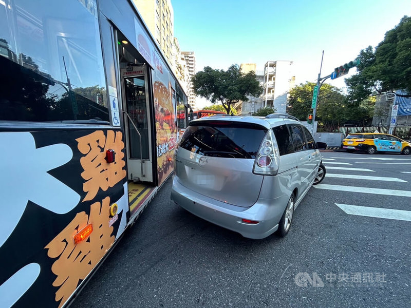 台北市萬華區近日發生一起公車碰撞汽車意外，有公共危險前科的公車駕駛謝男酒測值達每公升0.29毫克超標，當場遭警方逮捕並扣繳公車牌照，全案依公共危險罪嫌移送台北地檢署偵辦。（翻攝照片）中央社記者黃麗芸傳真  112年11月13日