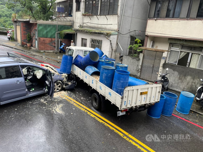 基隆市東光路下坡路段13日上午近11時發生休旅車和貨車擦撞事故，貨車上10多桶廚餘打翻，共有4人受傷送醫，警方初步調查，疑為休旅車煞車失靈，確切肇事原因尚待釐清。中央社記者王朝鈺攝  112年11月13日