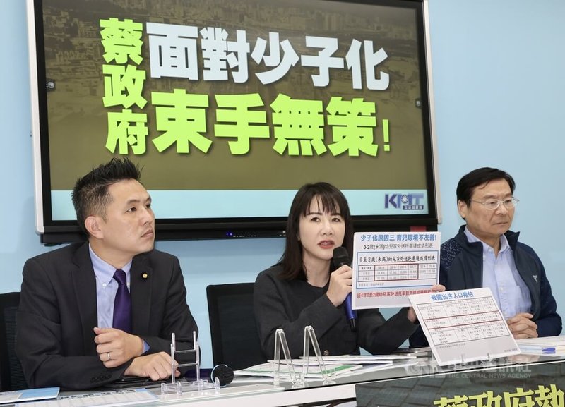 國民黨立法院黨團13日舉行記者會,黨團總召曾銘宗(右起)、書記長謝衣鳯、副書記長陳以信出席,質疑民進黨政府初期不關心少子化帶來的國安危機,之後發現事態嚴重,年年編列大筆預算,出生率卻持續下滑。中央社記者張皓安攝 112年11月13日
