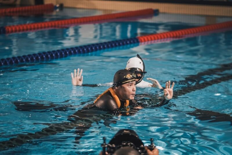 「環太平洋自由潛水泳池賽」在台中市北區運動中心落幕，地主好手詹凱翔（黑衣）在動態無蹼平潛項目以190公尺的成績打破亞洲紀錄。（圖取自instagram.com/tfda.freediving）