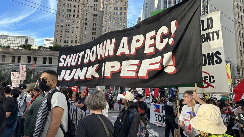 反APEC聯盟今天在舊金山市區發起大規模示威，抗議資本主義、氣候變遷，並呼籲解放巴勒斯坦，上萬名示威者嘗試逼近APEC會場時遭警方防堵。中央社記者張欣瑜舊金山攝  112年11月13日