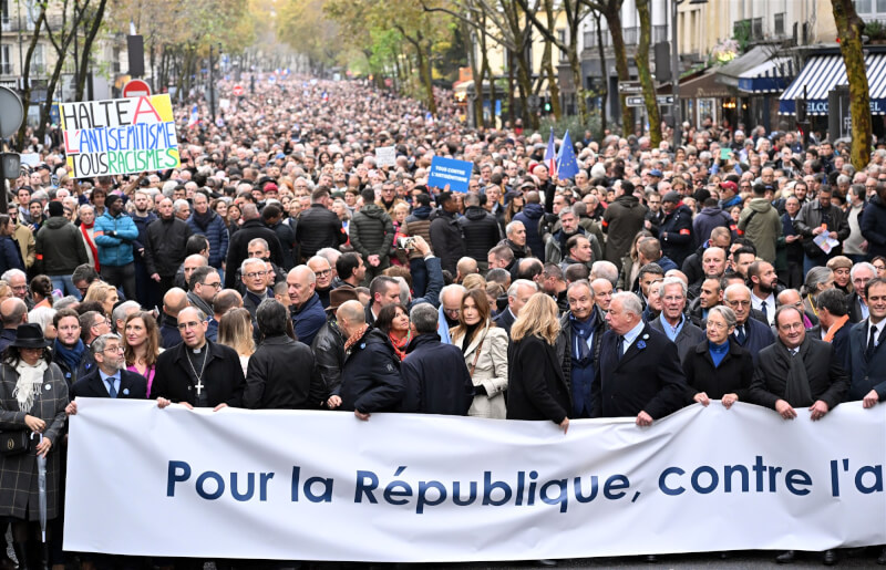 巴黎民眾12日加入國會議員的遊行行列，譴責法國在加薩衝突期間飆升的反猶太主義行徑。（安納杜魯新聞社）