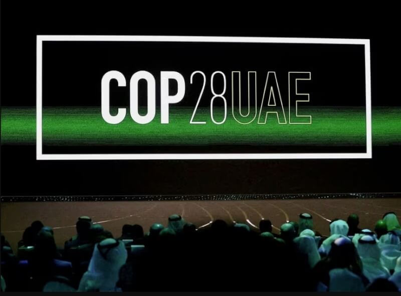 1月阿布達比永續發展週開幕式上，螢幕顯示COP28 UAE標誌，主題為團結一致，共同應對COP28。（路透社）