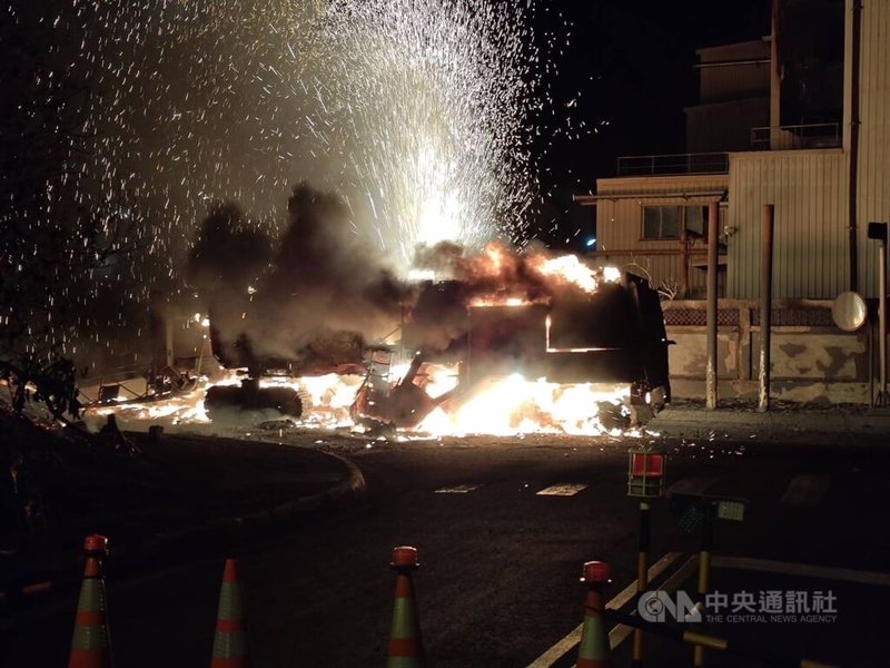 桃園市觀音區一處道路刨除工程，13日深夜疑因事業單位未先確認地下埋設物狀況，導致路面下易燃氣體管線被挖破、起火，造成鋪路機司機死亡。（翻攝照片）中央社記者葉臻傳真 112年11月14日