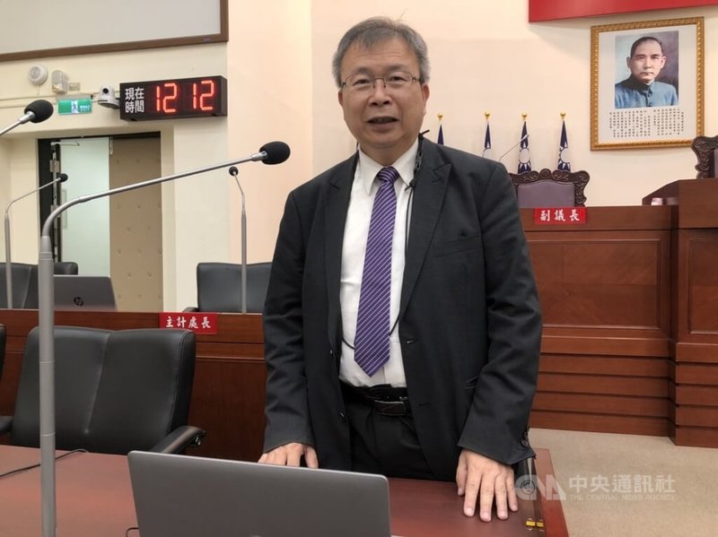 新竹市政府採購給國中小學的大屏觸控式螢幕,14日被議員指出安裝中國廠商設計開發軟體,教育處長陳木金(圖)表示,教育處的立場絕對是遵守資安規定,並配合教育部的建議教學軟體清單來進行教學,未來在採購相關文件中,會特別註記相關規定,避免資安問題。中央社記者郭宣彣攝 112年11月14日