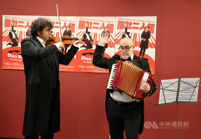 來自義大利的「爆肚二人組」(Duo Baldo)將在台北、高雄演出,14日下午在國家音樂廳出席彩排記者會,2人以精湛琴藝加上搞笑肢體語言,希望讓古典音樂親近人群。中央社記者謝佳璋攝 112年11月14日
