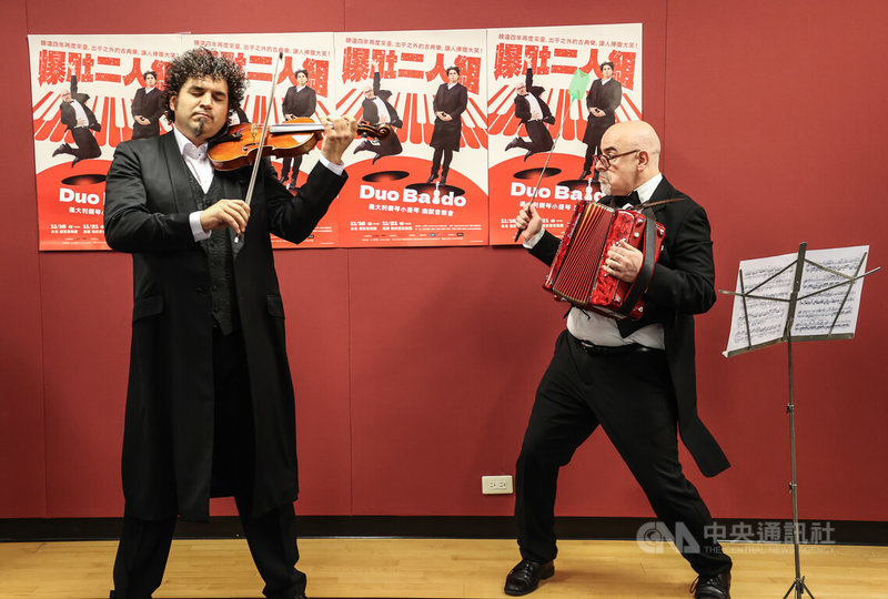 來自義大利的「爆肚二人組」（Duo Baldo）將在台北、高雄演出，14日下午在國家音樂廳舉辦彩排記者會，2人打破傳統，用幽默、詼諧的方式詮釋古典樂。中央社記者謝佳璋攝  112年11月14日