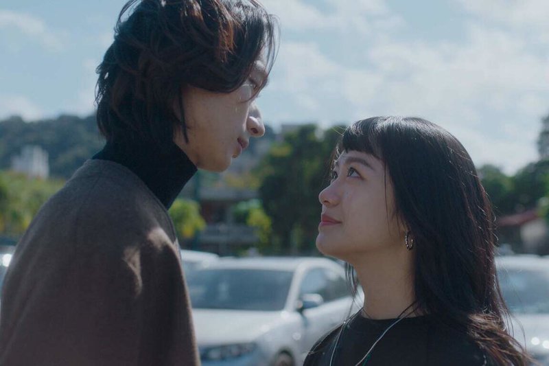 公視人生劇展推出新作「同名同姓」,演員黃河(左)、李玲葦(右)詮釋因巧合邂逅的情侶。(公視提供)中央社記者葉冠吟傳真 112年11月14日