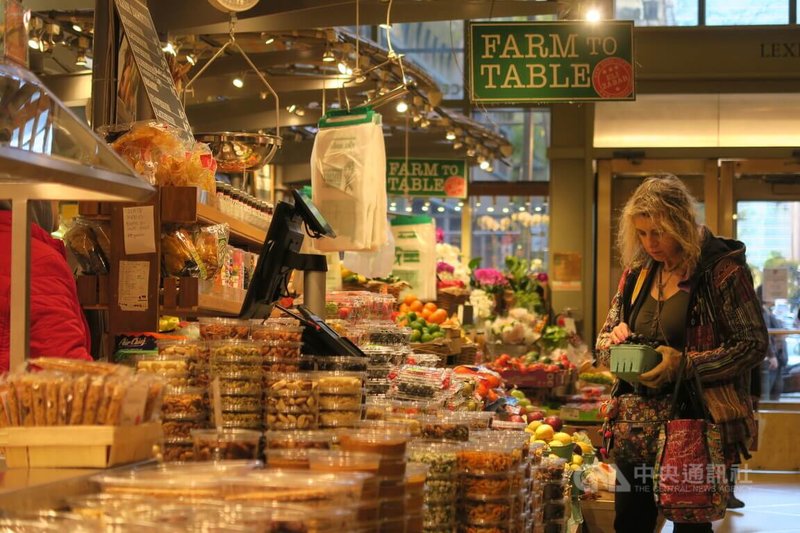 美國勞工部14日公布，10月消費者物價年增3.2%，創7月以來新低。圖為紐約民眾在曼哈頓一間超市購物。中央社記者尹俊傑紐約攝  112年11月14日