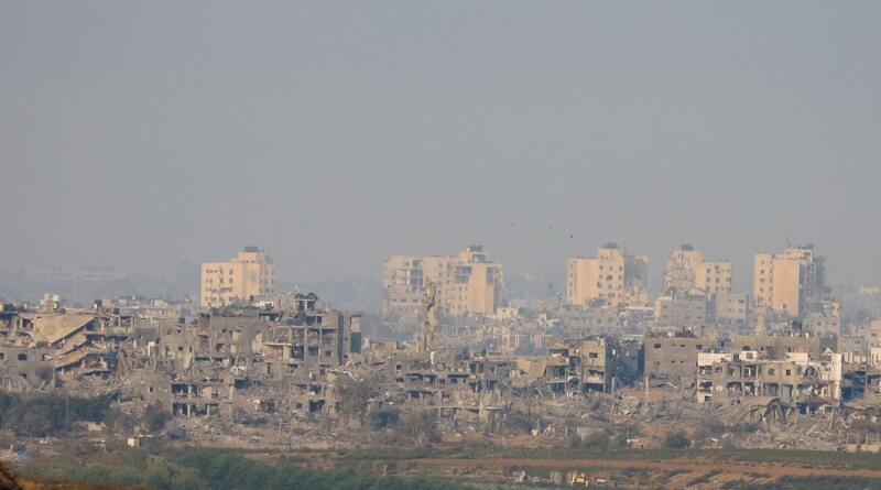圖為14日從以色列南部看到砲擊後加薩受損的建物。（路透社）