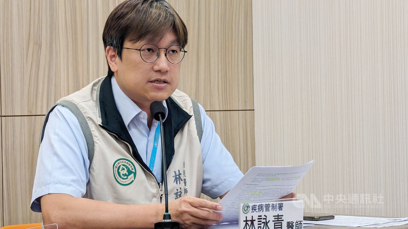 衛生福利部疾病管制署防疫醫師林詠青(圖)14日在疫報記者會說明,南部一名8天大女嬰10月中旬出現全身性癲癇、呼吸急促情況,接著確診克沙奇A6型腸病毒,幸住院後病況穩定,目前已出院,是今年腸病毒併發重症最小個案。中央社記者曾以寧攝 112年11月14日