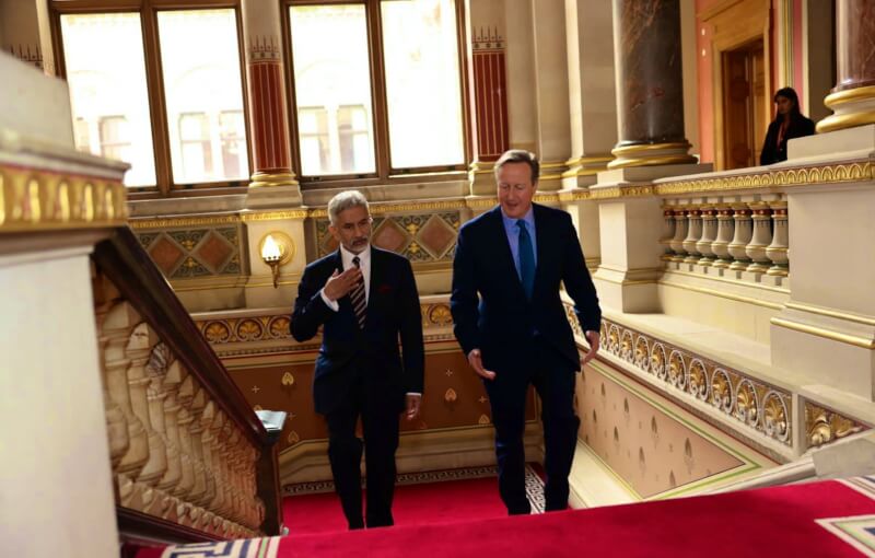 印度外長蘇杰生（左）13日與英國新任外交大臣卡麥隆（右）會晤。（圖取自twitter.com/DrSJaishankar）