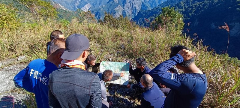 花蓮縣消防局在奇萊東稜舉行進階救援訓練，實地教學山域搜救項目，提升搜救人員應變能力。（花蓮縣消防局提供）中央社記者張祈傳真  112年11月14日