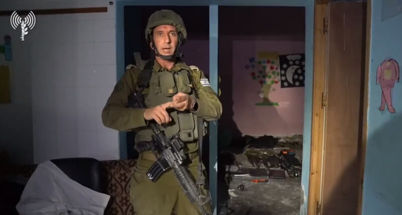 以色列軍方13日釋出影片，稱哈瑪斯在加薩一間兒童醫院的地下室存放武器。（圖取自twitter.com/IDFSpokesperson）