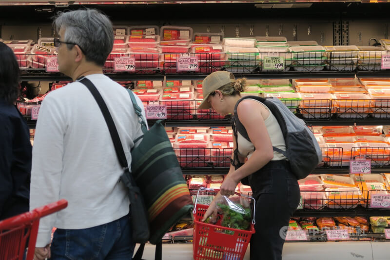 圖為紐約民眾在布魯克林一間超市購物。（中央社檔案照片）