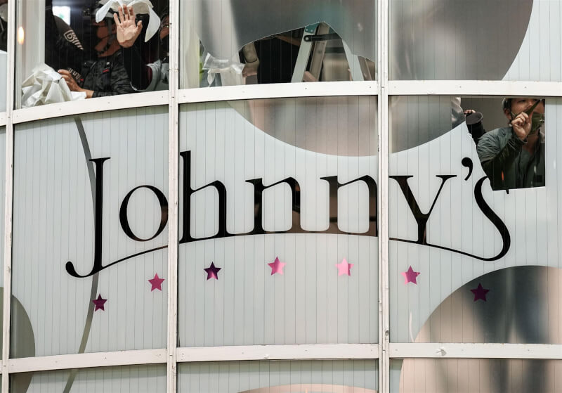 圖為10月16日大阪傑尼斯商店關閉，拆除傑尼斯招牌。（共同社）