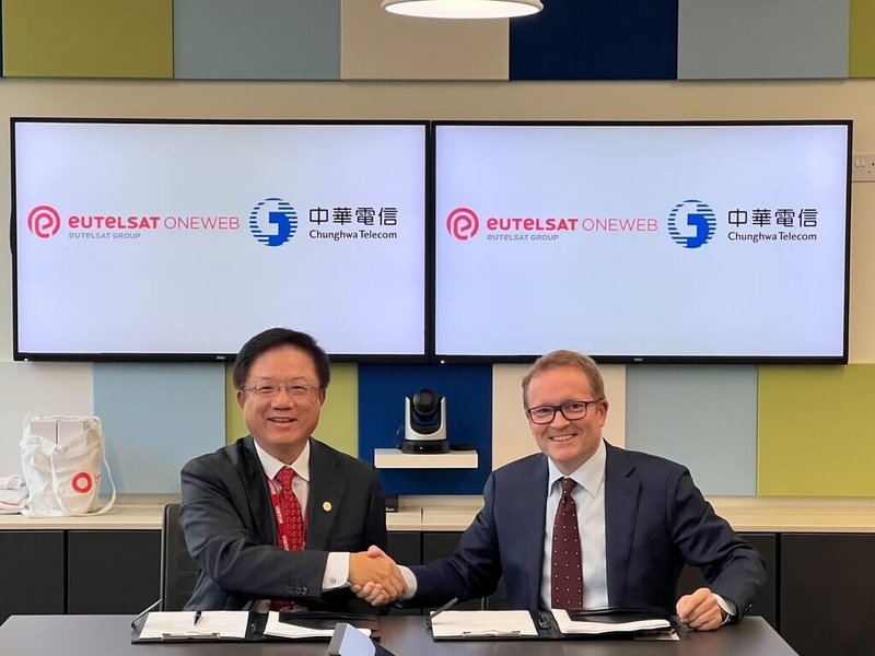 中華電信與Eutelsat OneWeb簽署台灣低軌衛星通信獨家代理契約，由中華電信執行副總經理簡志誠（左）與Eutelsat OneWeb總經理Stephen Beynon（右）代表簽署。（中華電信提供）中央社記者江明晏傳真 112年11月15日