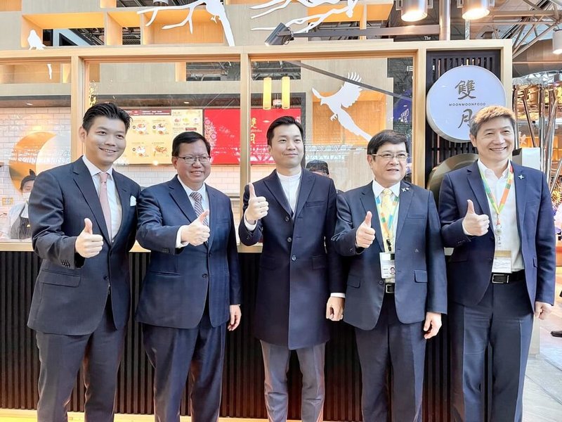 行政院副院長鄭文燦(左2)15日表示,一站式安檢的動線優化後,帶給轉機旅客更大的便利,有更多時間在機場消費購物,台灣的美食、文化都濃縮在桃園國際機場,歡迎大家到機場品嚐美食。(桃園國際機場公司提供)中央社記者吳睿騏桃園傳真 112年11月15日