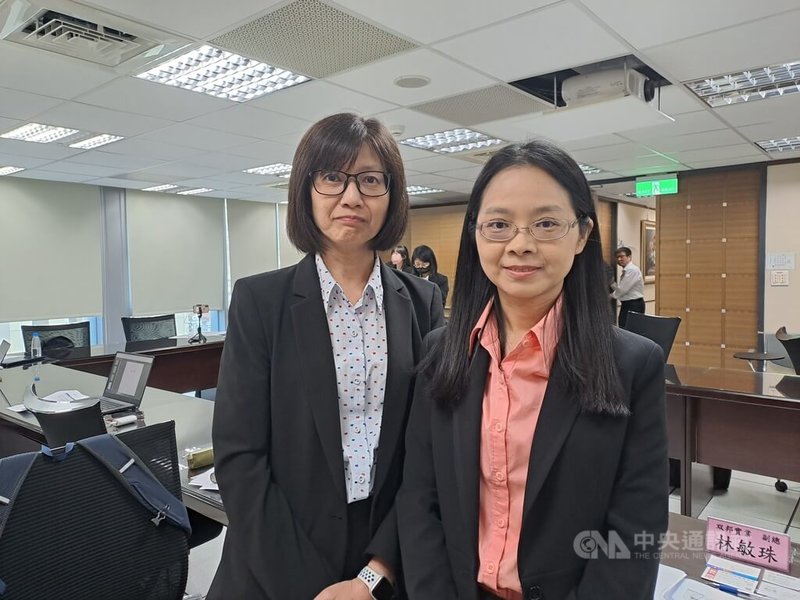 雙邦總經理許瑜娟（左）15日在法人說明會表示，2023年前3季受成衣、製鞋下游客戶庫存影響，營收下降，但目前客戶庫存已逐步改善，2024年營運可望優於2023年；右為雙邦副總經理林敏珠。中央社記者潘智義攝  112年11月15日