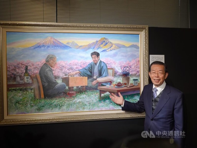 邱貴描繪已故前總統李登輝與日本前首相安倍晉三在天國互動的畫作,駐日代表謝長廷很欣賞象徵台日友好的作品。中央社記者楊明珠東京攝 112年11月15日