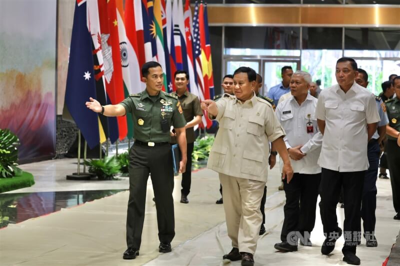 第17屆東協防長會議15日在雅加達登場，東協主席國印尼國防部長普拉伯沃（前中）抵達會場。（取自印尼國防部網站）中央社記者李宗憲雅加達傳真 112年11月15日