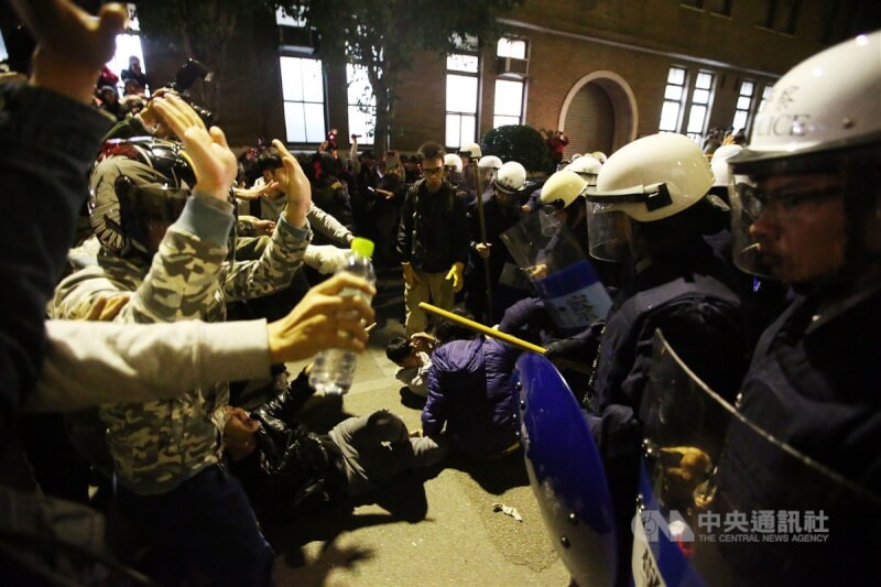 圖為民國103年3月24日凌晨警方驅離占領行政院的反服貿民眾。（中央社檔案照片）