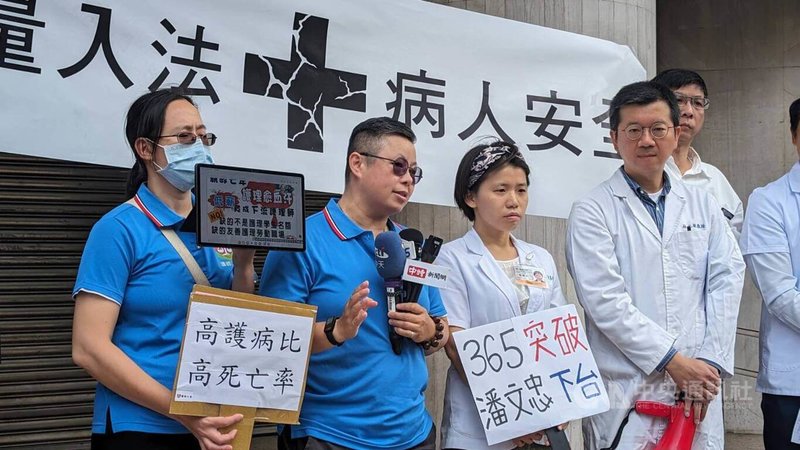 對於降低護理國考門檻,台灣護師醫療產業工會顧問陳玉鳳(左2)15日表示,根據網路投票結果,有85.7%表示不能接受修正草案,更有87.2%看到草案內容後覺得專業不被尊重,認為調整門檻不符合基層心聲。中央社記者曾以寧攝 112年11月15日