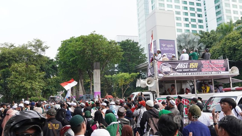印尼反LGBT穆斯林團體15日在Coldplay演唱會場地附近示威，一度阻礙交通，警方驅離民眾過程中，數度爆發衝突。中央社記者李宗憲雅加達攝  112年11月15日