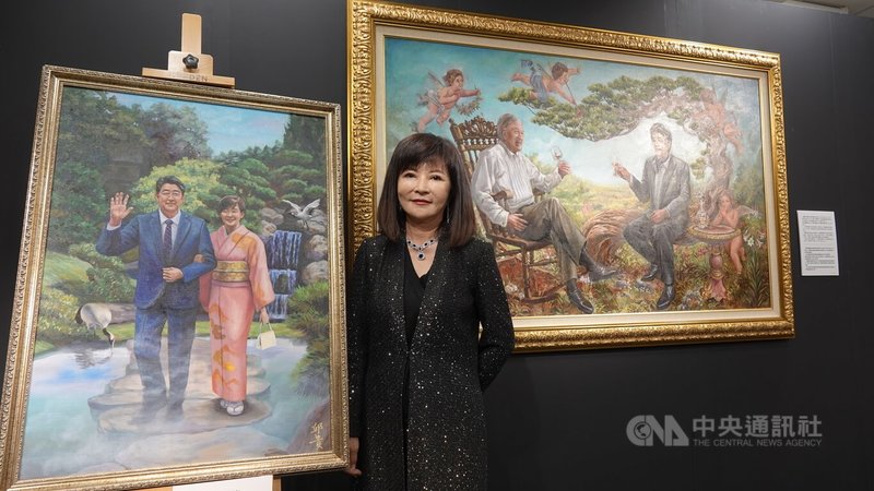 邱貴油畫個展15日在東京的駐日台灣文化中心開幕,描繪對象包括有前總統李登輝與日本前首相安倍晉三在天國互動的情況、日本水利技師八田與一以及台灣民俗活動。駐日代表謝長廷稱讚畫作精彩,令人欽佩。中央社記者楊明珠東京攝 112年11月15日
