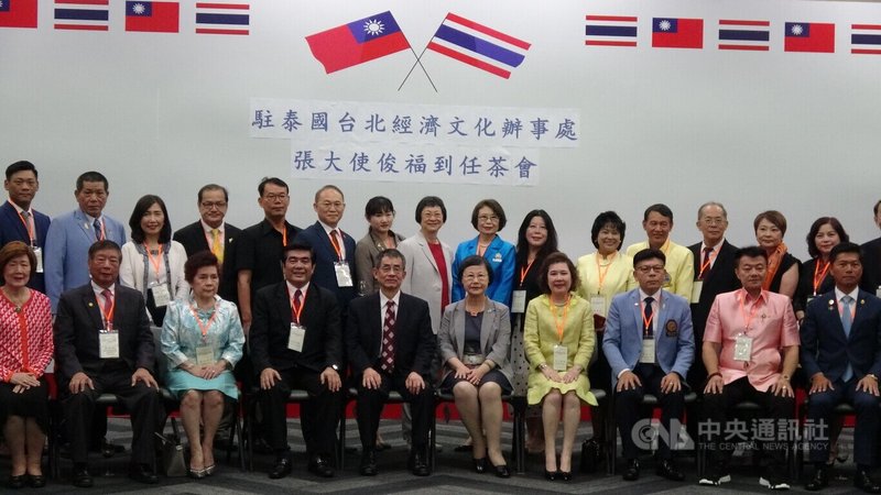 駐泰國代表處15日舉辦新任駐泰代表張俊福（前左5）到任茶會，包括代表處的工作人員和超過50名台商與會。中央社記者呂欣憓曼谷攝  112年11月15日
