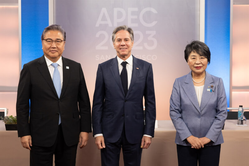 日本外務大臣上川陽子（右起）、美國國務卿布林肯，及南韓外交部長朴振在舊金山出席3邊會談。（圖取自twitter.com/SecBlinken）