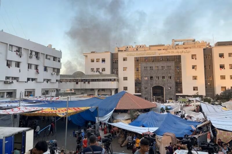 圖為以色列8日攻擊西法醫院後，煙霧從建築物升起。（路透社）