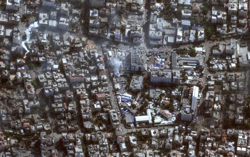 11日衛星影像顯示西法醫院遭攻擊。（ Maxar Technologies/Handout via 路透社）