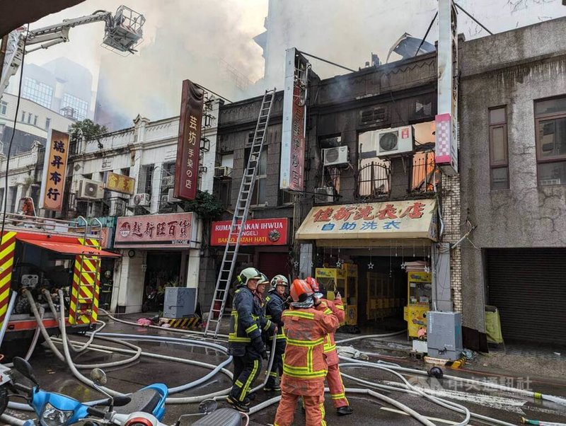 台中市中區一家夾娃娃機店樓上住家16日上午發生火警，消防局獲報派人車前往搶救。中央社記者蘇木春攝  112年11月16日