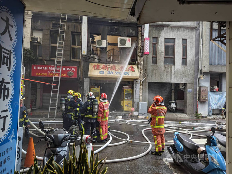 台中市中區1家夾娃娃機店樓上住家16日上午疑因電線走火發生火警，共造成3戶延燒，消防局到場救出2人，其中1名女性腦麻患者送醫急救仍宣告不治。中央社記者蘇木春攝  112年11月16日