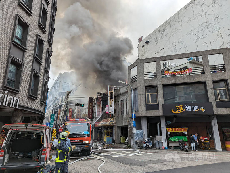 台中市中區1家夾娃娃機店樓上住家16日上午疑因電線走火發生火警,共造成3戶延燒,消防局獲報立即出動人車到場搶救。中央社記者蘇木春攝 112年11月16日