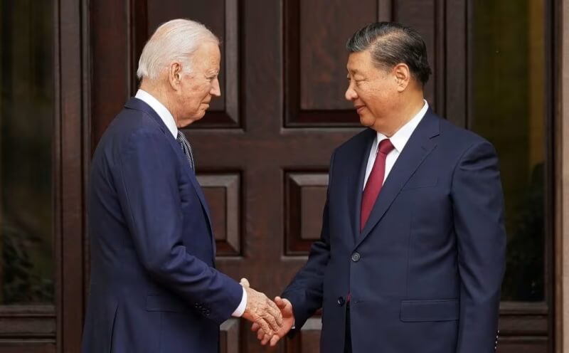 美國總統拜登（左）15日在費羅麗莊園與中國國家主席習近平（右）握手。 （路透社）
