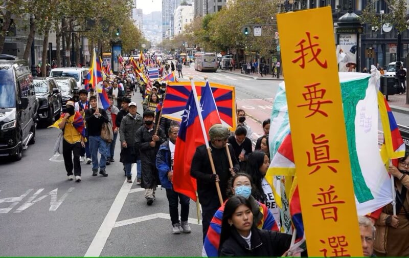 民眾15日走上舊金山街頭，高舉台灣與西藏國旗抗議中國國家主席習近平。（路透社）