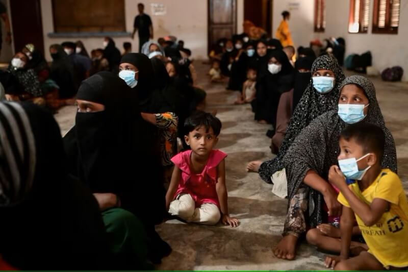 圖為14日印尼臨時庇護所內的緬甸少數民族羅興亞婦女和兒童。（路透社）