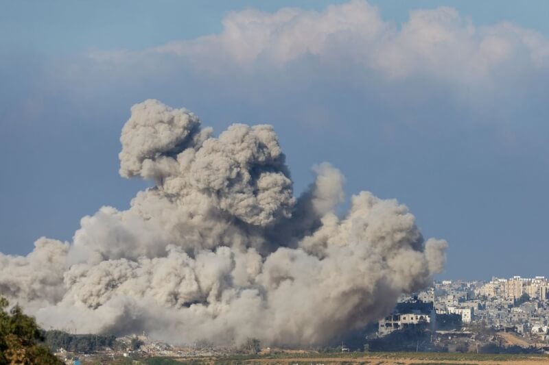 圖為16日從以色列南部加薩遭空襲後升起煙霧。（路透社）