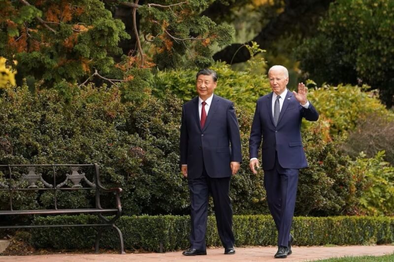 中國國家主席習近平（左）與美國總統拜登（右）15日在舊金山費羅麗莊園散步。（路透社）