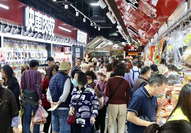 台北市南門市場經歷4年改建，16日正式開幕，推出「南門買菜節」限時活動，吸引民眾前往採購。中央社記者張皓安攝 112年11月16日