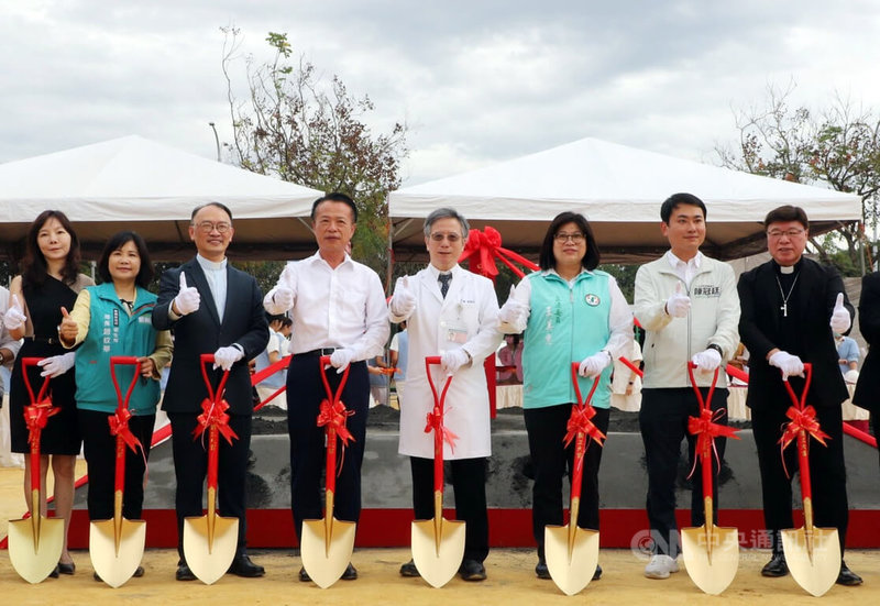 嘉義縣雙福基督教醫院16日舉行動土典禮，將提供75床位，預計115年完工；嘉義縣長翁章梁（左4）、嘉基院長姚維仁（右4）等人出席。中央社記者黃國芳攝 112年11月16日