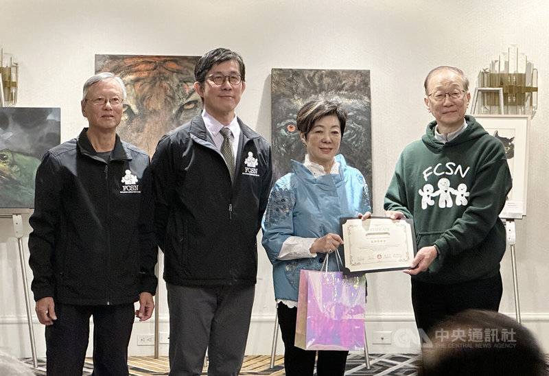 APEC台灣領袖代表張忠謀夫人張淑芬（右2）15日出席「華人特殊兒童之友會（FCSN）」慈善活動，她大讚孩子畫畫天賦，也在會中代表台灣政府捐贈1萬美元。中央社記者曾智怡舊金山攝 112年11月16日
