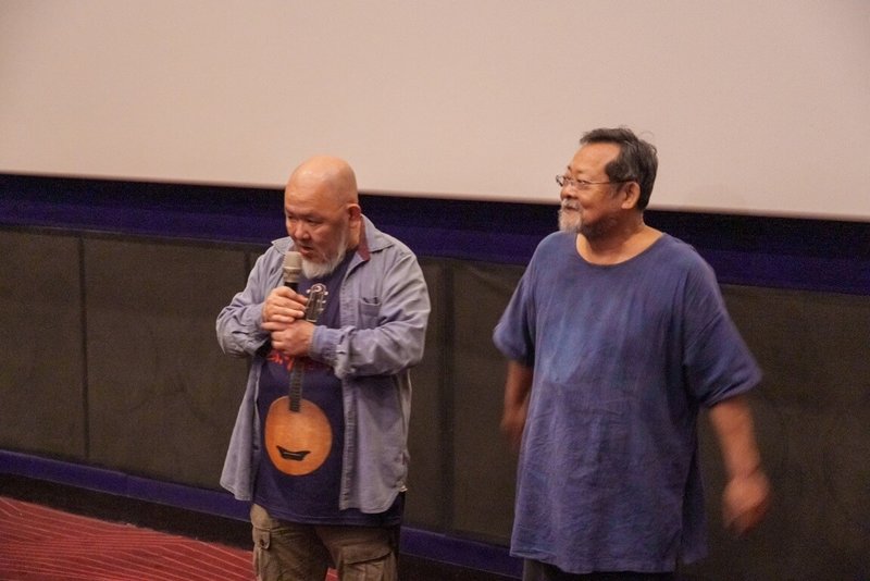 導演林正盛（左）執導的最新紀錄片「撼山河 撼向世界」15日晚間在屏東放映，片中主角、音樂人陳明章（右）也特別南下出席。（屏東縣政府提供）中央社記者王心妤傳真  112年11月16日