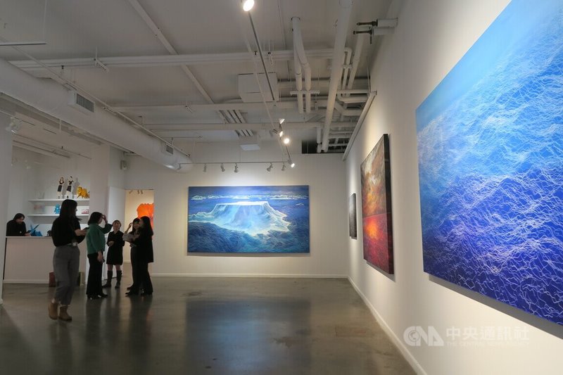 旅美畫家鄭麗雲重返發跡地紐約曼哈頓切爾西,16日起在佛瑞明畫廊舉辦個展「鄭麗雲的四大元素」。中央社記者尹俊傑紐約攝 112年11月16日