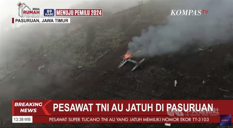 印尼「羅盤電視台」（Kompas TV）畫面顯示，一架軍機16日墜毀在山坡上後起火燃燒。（擷取自Kompas TV）中央社記者李宗憲雅加達傳真 112年11月16日